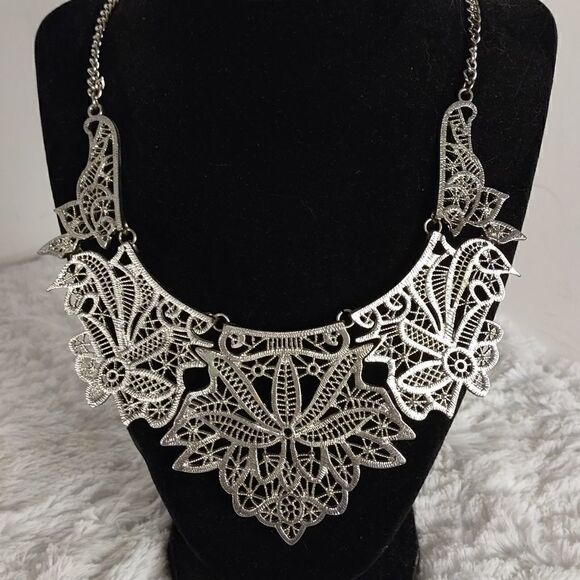 Vtg. Filigree Floral Lace Necklace - Picture 5 of 5